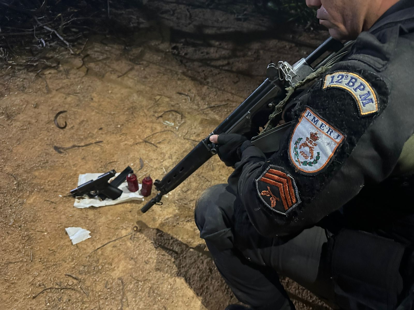 Policiais militares de Niterói apreendem arma e granadas no bairro Santa Bárbara